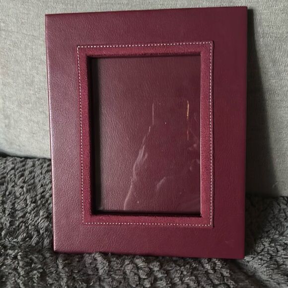 Swing Leather 8 x 10  Easel Picture Frame! - Picture 5 of 5